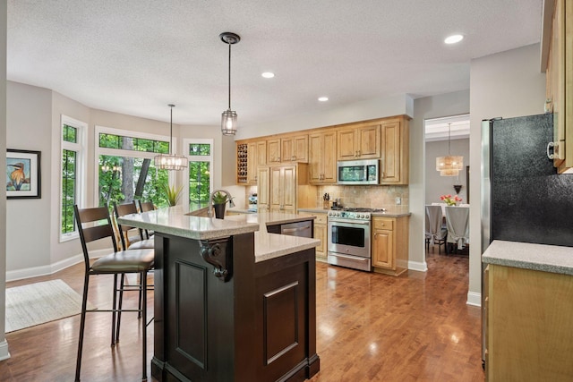 6253 Niagara Ct N, Maple Grove, MN 55311 - kitchen featuring stainless steel appliances, backsplash, recessed lighting, wood finished floors, and baseboards