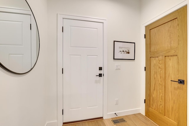4804 12th Ave S, Minneapolis, MN 55417 - foyer featuring light wood-type flooring and baseboards