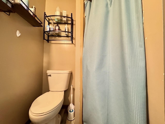 507 5th St NW, Barnesville, MN 56514 - full bath featuring toilet and a shower with shower curtain