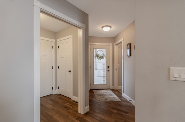 642 Haeberle Ave, New Ulm, MN 56073 - entrance foyer featuring wood finished floors and baseboards