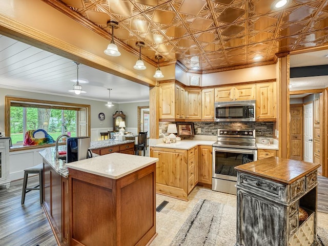 1144 Waldon Pl, Arden Hills, MN 55112 - kitchen featuring stainless steel appliances, an island with sink, backsplash, ornamental molding, and an ornate ceiling