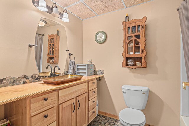 4480 253rd Ave NW, Isanti, MN 55040 - bathroom with an ornate ceiling, vanity, toilet, curtained shower, and baseboards