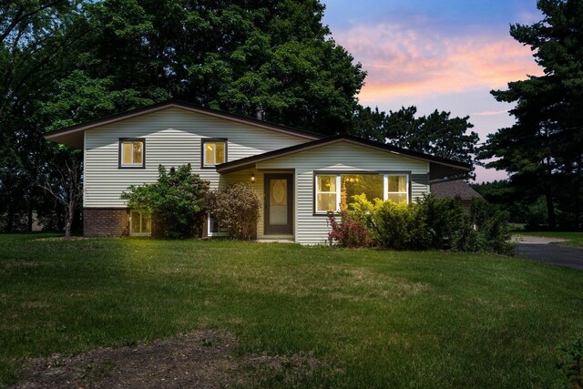 8170 113th St S, Cottage Grove, MN 55016 - split level home with a front yard