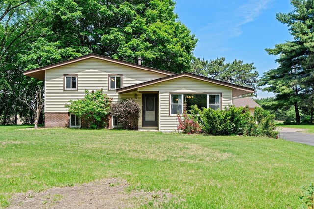 8170 113th St S, Cottage Grove, MN 55016 - tri-level home featuring a front lawn