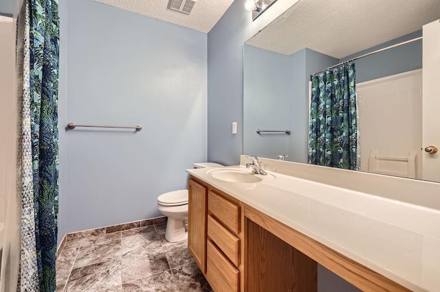 1059 Providence Dr, Shakopee, MN 55379 - full bath with toilet, vanity, baseboards, a textured ceiling, and curtained shower