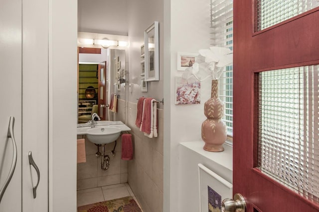 512 Laurel Ave Unit 1, Saint Paul, MN 55102 - bathroom featuring tile patterned flooring and a sink