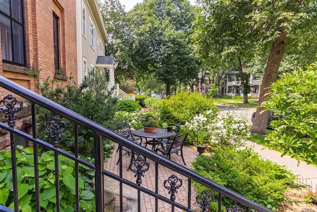 512 Laurel Ave Unit 1, Saint Paul, MN 55102 - balcony featuring stairs