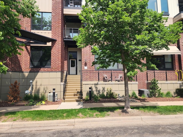 198 Elm St, Saint Paul, MN 55102 - view of front facade featuring brick siding and a balcony