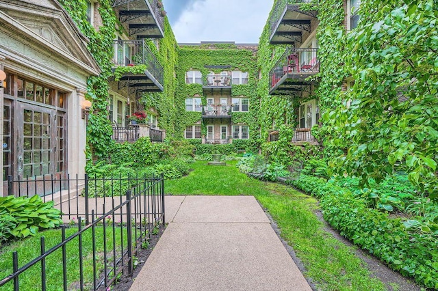 2517 Humboldt Ave S Unit 201, Minneapolis, MN 55405 - surrounding community with a yard