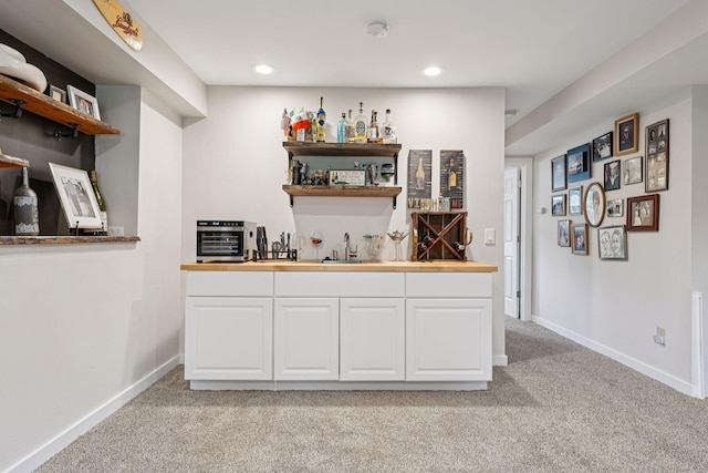 538 Silver Lake Rd NW, New Brighton, MN 55112 - indoor wet bar with light carpet, baseboards, and recessed lighting