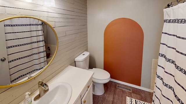 1715 Gateway Dr, Albert Lea, MN 56007 - bathroom featuring toilet, wood finished floors, vanity, and a shower with curtain