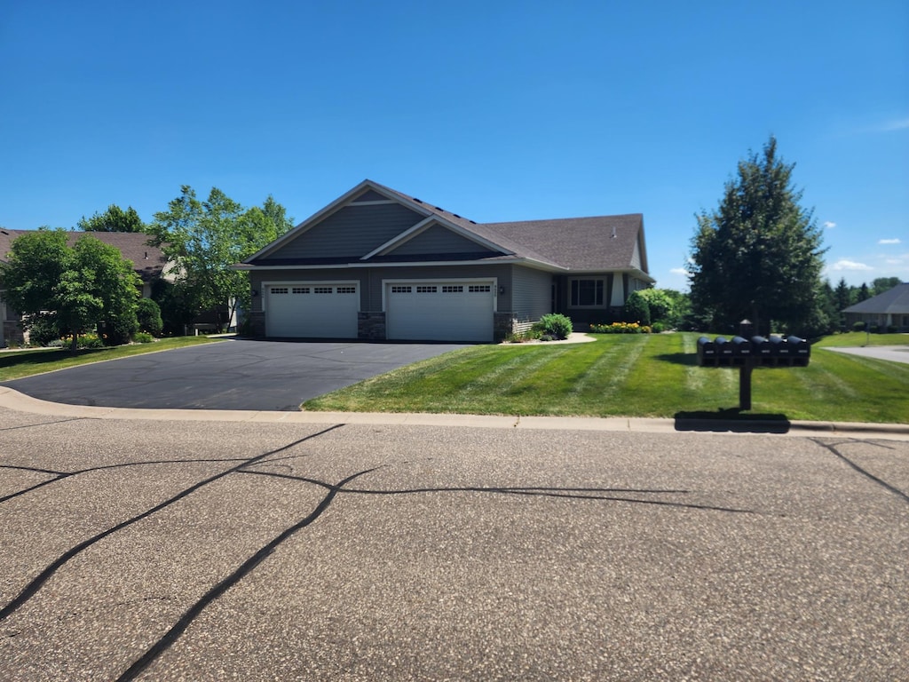 8650 Corbin Ct, Inver Grove Heights, MN 55076 - view of front of home featuring an attached garage, a front lawn, and driveway