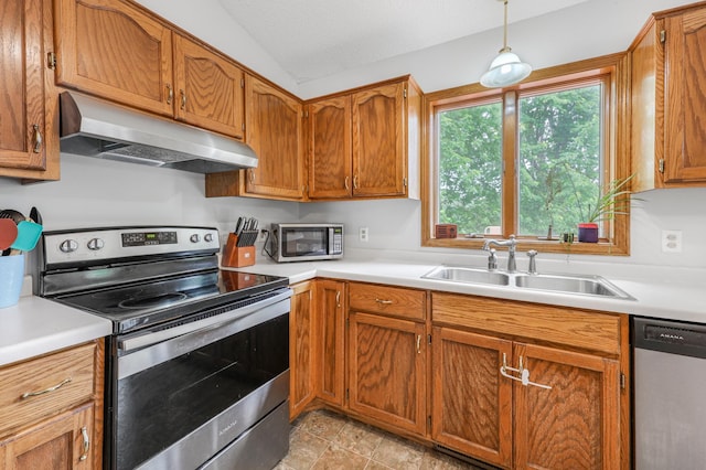 810 7th Ave N, Sauk Rapids, MN 56379 - kitchen with appliances with stainless steel finishes, under cabinet range hood, a sink, vaulted ceiling, and light countertops