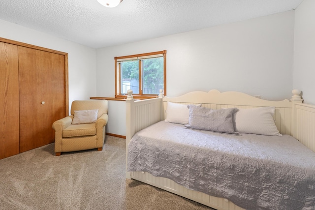 810 7th Ave N, Sauk Rapids, MN 56379 - carpeted bedroom featuring a closet and a textured ceiling