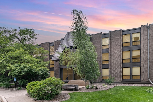 6085 Lincoln Dr Unit 220, Edina, MN 55436 - view of property at dusk