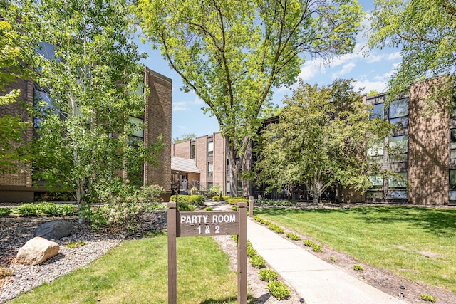 6085 Lincoln Dr Unit 220, Edina, MN 55436 - view of property's community with a yard