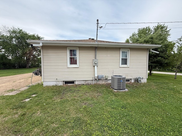1402 Kirkwood Ave, Albert Lea, MN 56007 - back of house with central AC and a yard