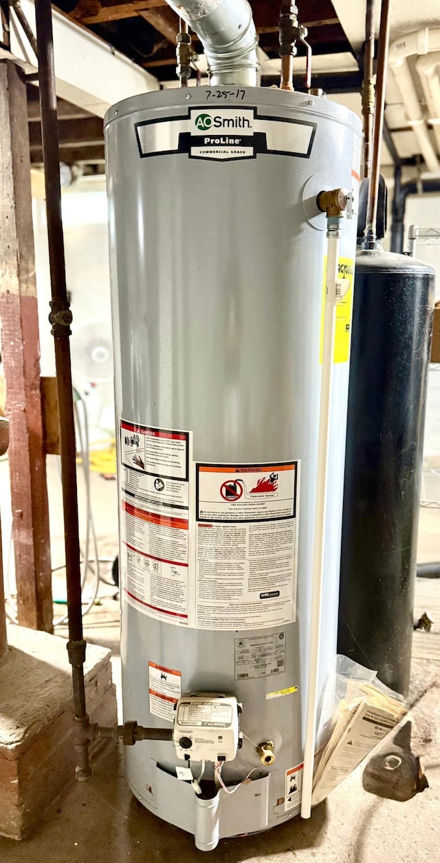 1402 Kirkwood Ave, Albert Lea, MN 56007 - utility room featuring gas water heater