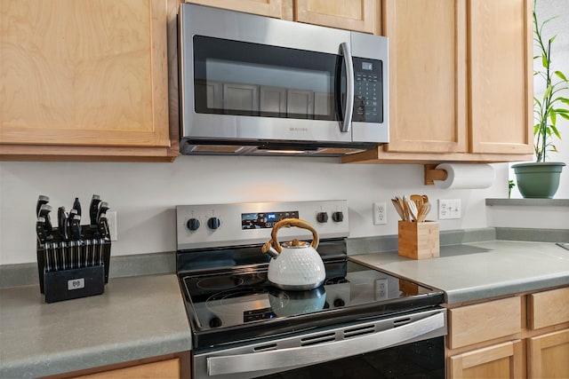 13055 Europa Trail Way N Unit A, Hugo, MN 55038 - kitchen featuring stainless steel appliances, light brown cabinets, and light countertops
