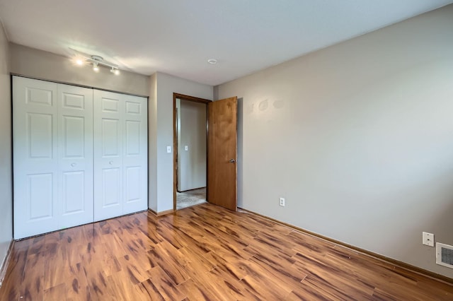 8932 Neill Lake Rd Unit 112B, Eden Prairie, MN 55347 - unfurnished bedroom with light wood-style flooring, a closet, and baseboards