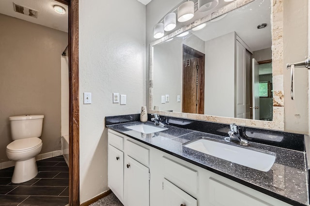 8932 Neill Lake Rd Unit 112B, Eden Prairie, MN 55347 - full bath featuring double vanity, toilet, baseboards, and bathtub / shower combination