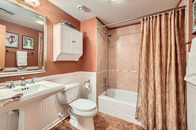 946 Wild Rose Ct, Eagan, MN 55123 - bathroom featuring a textured ceiling, shower / tub combo with curtain, tile patterned floors, radiator heating unit, and a wainscoted wall