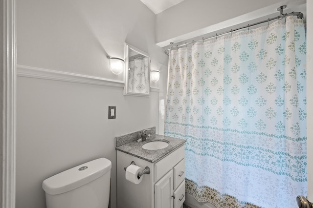 967 Stryker Ave W, Saint Paul, MN 55118 - full bath with vanity and curtained shower