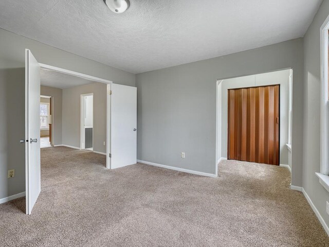 818 Edmund Ave, Saint Paul, MN 55104 - unfurnished room featuring carpet floors, baseboards, and a textured ceiling