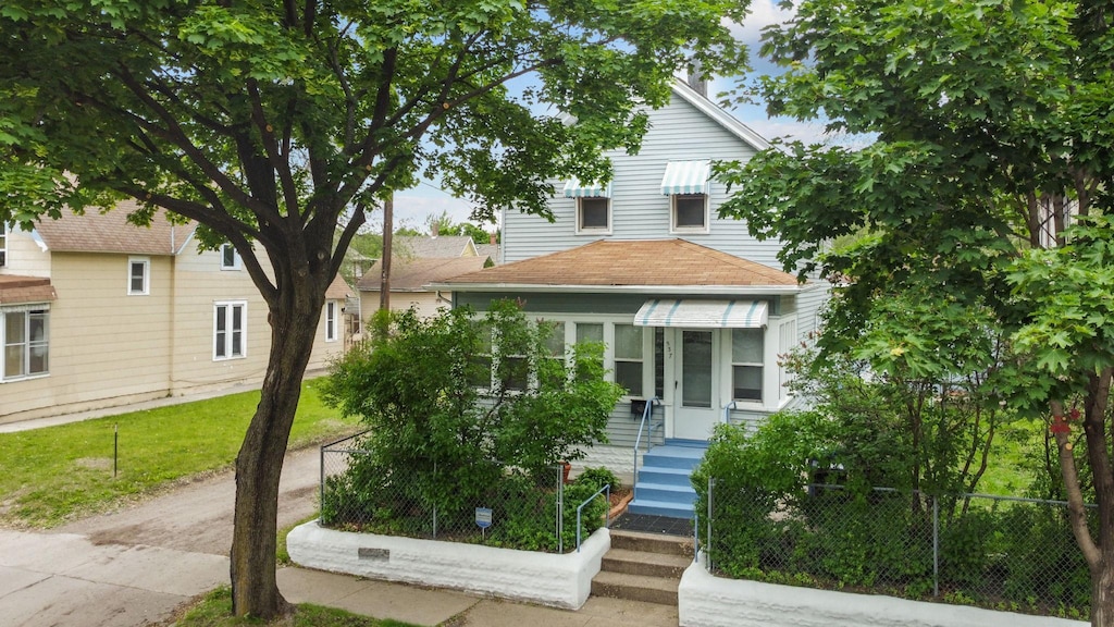 537 Minnehaha Ave E, Saint Paul, MN 55130 - view of front of home featuring a shingled roof