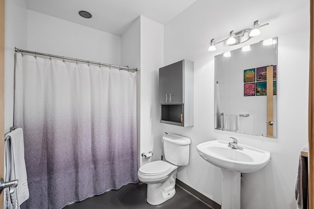 111 Franklin Ave Unit 105, Minneapolis, MN 55404 - full bath with toilet, baseboards, and curtained shower