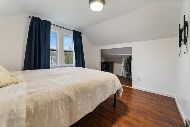 2508 Springvale Rd, Duluth, MN 55811 - bedroom featuring vaulted ceiling, wood finished floors, baseboards, and a closet