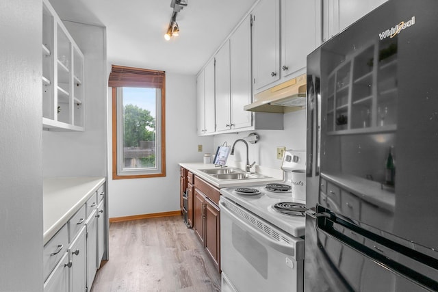 1405 40th St Unit 15F, Minneapolis, MN 55407 - kitchen with freestanding refrigerator, electric stove, a sink, light wood finished floors, and light countertops