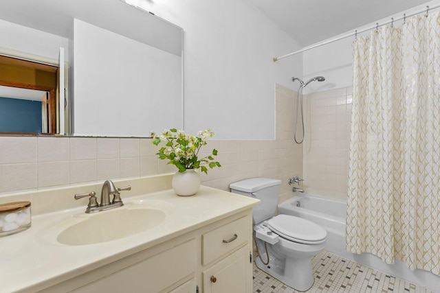 1405 40th St Unit 15F, Minneapolis, MN 55407 - full bath with vanity, shower / bathtub combination with curtain, toilet, tile patterned flooring, and tile walls