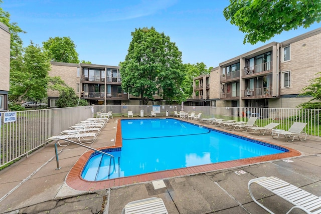 1405 40th St Unit 15F, Minneapolis, MN 55407 - community pool with a patio area