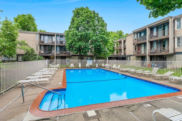 1405 40th St Unit 15F, Minneapolis, MN 55407 - community pool with a patio area
