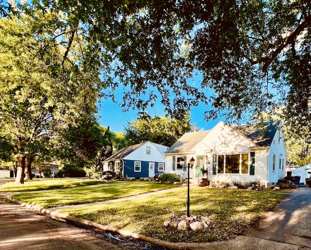 4228 Halifax Ave N, Robbinsdale, MN 55422 - view of front of property with a front lawn