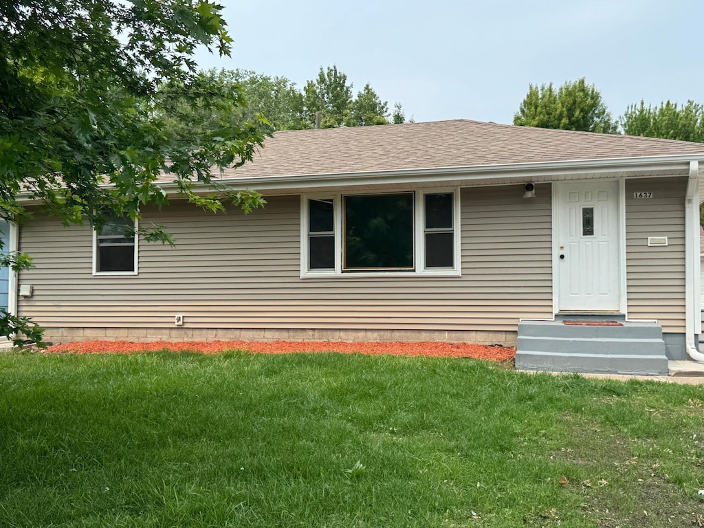 1637 37th Ave NE, Columbia Heights, MN 55421 - ranch-style house with a front yard and roof with shingles