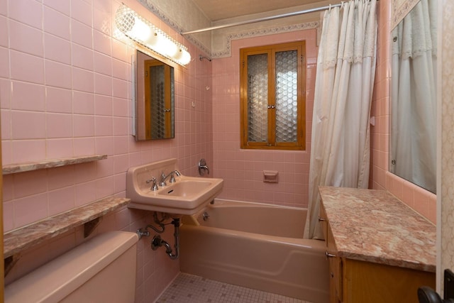 1700 Case Ave E, Saint Paul, MN 55106 - full bath with toilet, shower / tub combo with curtain, tile walls, a sink, and tile patterned flooring