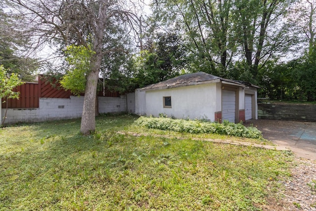 1700 Case Ave E, Saint Paul, MN 55106 - view of green lawn featuring an outdoor structure and a garage