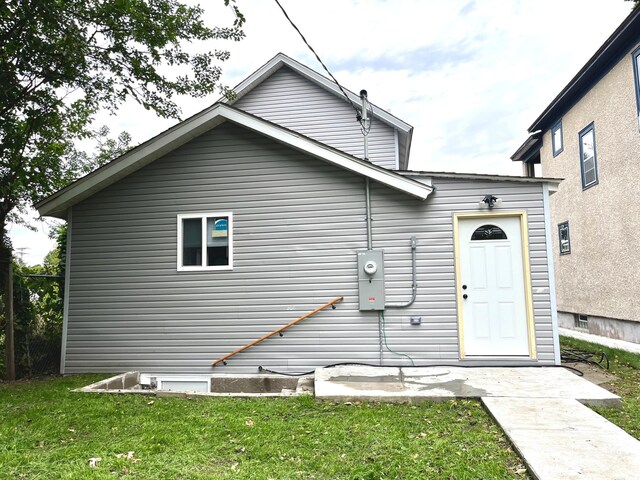2616 30th Ave S, Minneapolis, MN 55406 - rear view of property with a yard