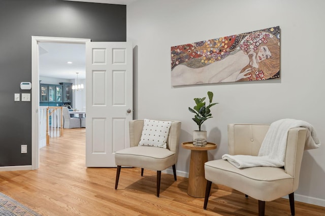 600 Sibley Ct, Mendota Heights, MN 55118 - living area with light wood finished floors and baseboards
