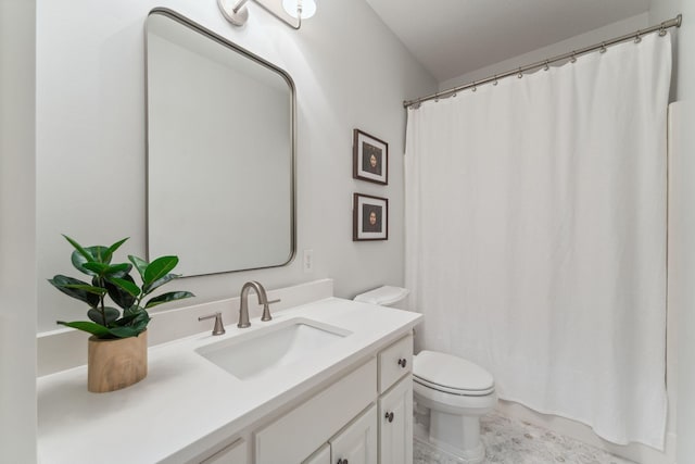 600 Sibley Ct, Mendota Heights, MN 55118 - full bathroom with toilet, vanity, and curtained shower