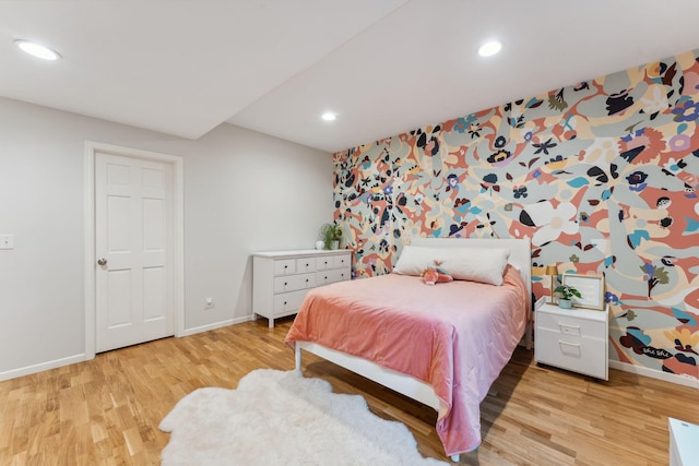 600 Sibley Ct, Mendota Heights, MN 55118 - bedroom featuring baseboards, light wood-type flooring, and recessed lighting