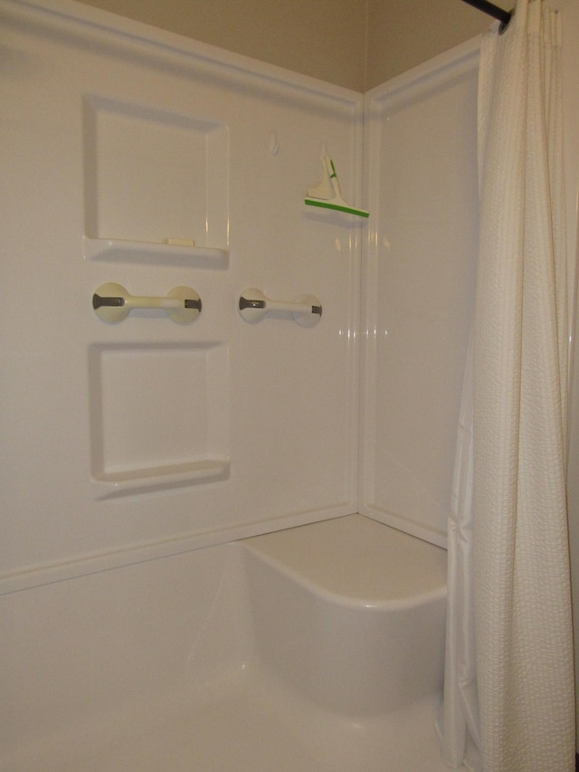 909 6th Ave, Brewster, MN 56119 - full bath featuring curtained shower