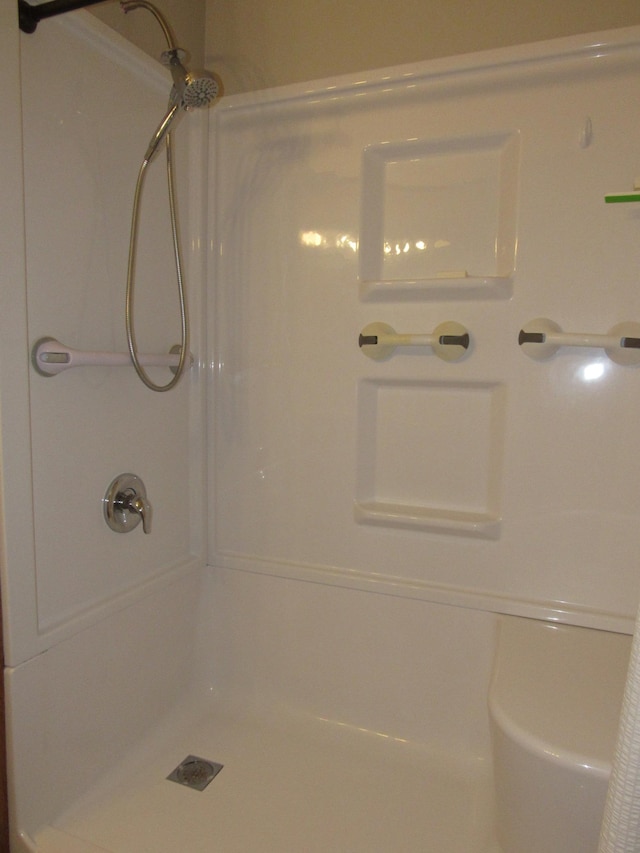 909 6th Ave, Brewster, MN 56119 - bathroom featuring a shower