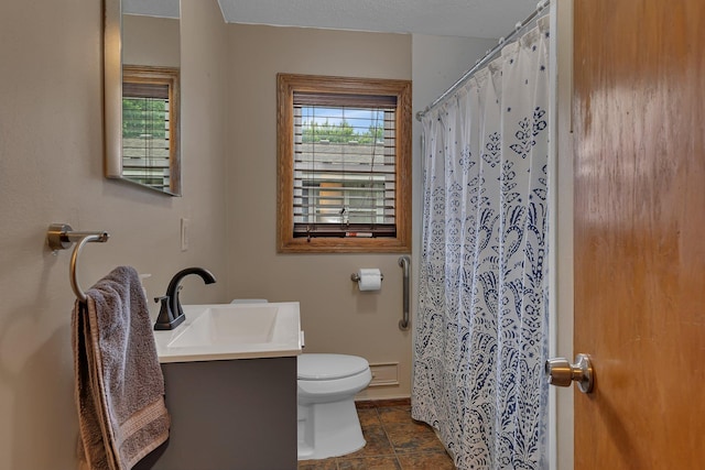 2007 8th St N, Saint Cloud, MN 56303 - full bathroom featuring vanity and curtained shower