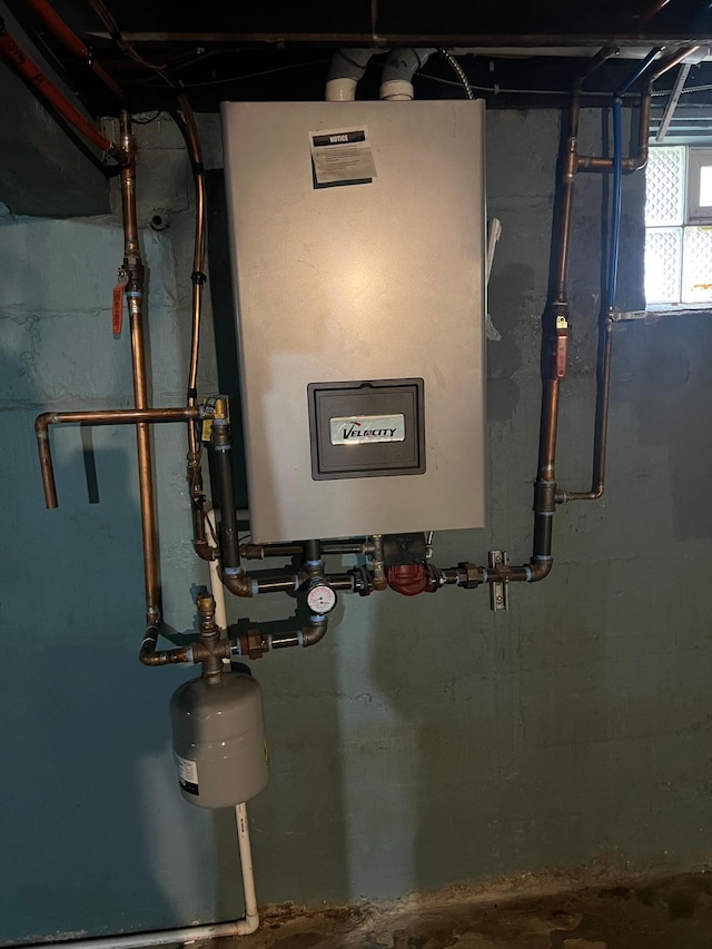 975 4th St E, Saint Paul, MN 55106 - utilities with water heater