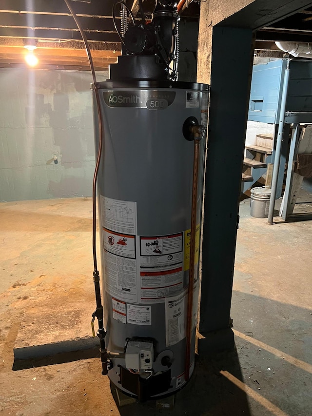 975 4th St E, Saint Paul, MN 55106 - utilities featuring gas water heater