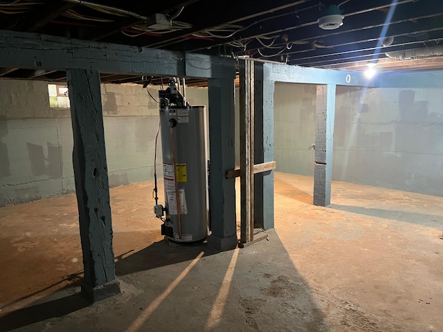 975 4th St E, Saint Paul, MN 55106 - unfinished basement featuring water heater
