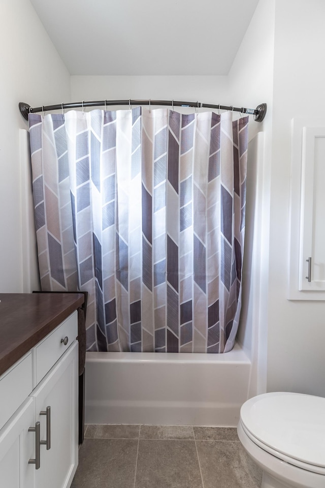 2105 7th Ave S, Saint Cloud, MN 56301 - full bath featuring shower / tub combo, vanity, and toilet